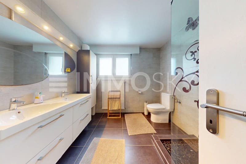 Salle de douche avec double vasque