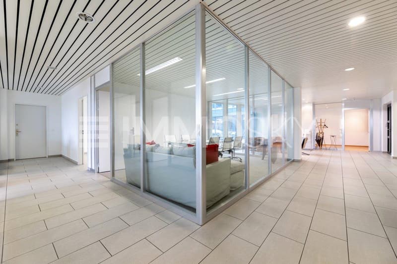 Hochwertige Bürofläche mit moderner Glasabtrennung
