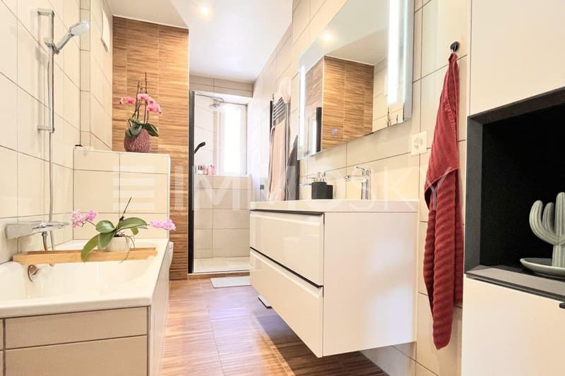 Salle d eau avec douche et baignoire