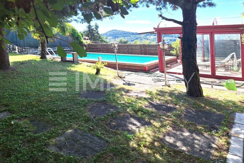 Giardino con piscina