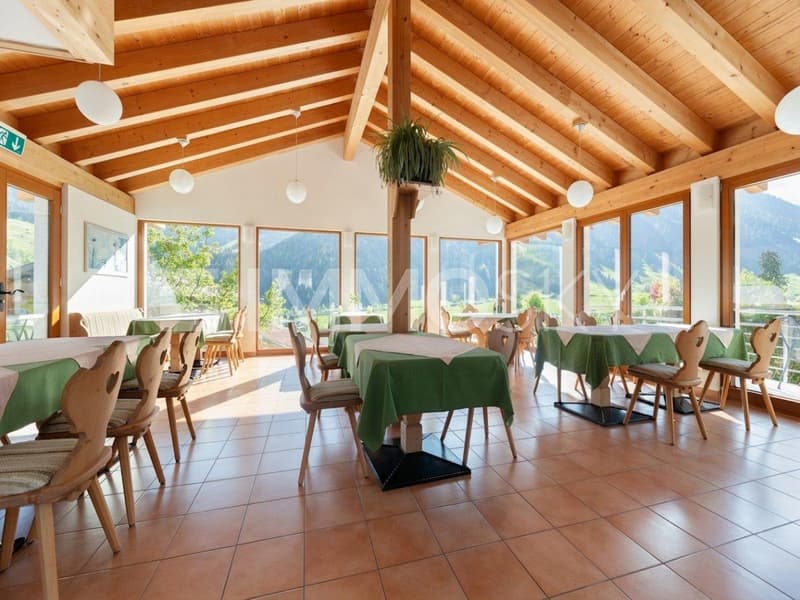 Panoramafenster und alpine Atmosphäre