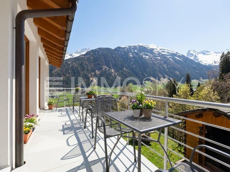 Sonnige Terrasse mit Aussicht über das Dorf
