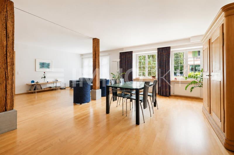 Viel Raum bietendes Wohn-/Esszimmer