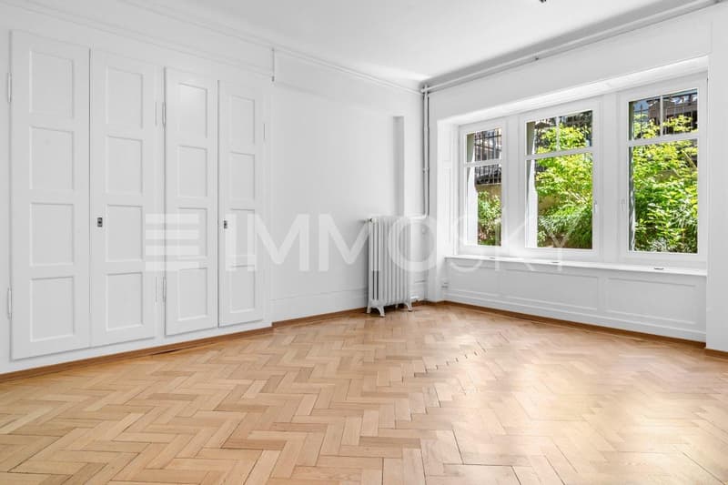 Grosses Wohnzimmer mit Einbauschränken