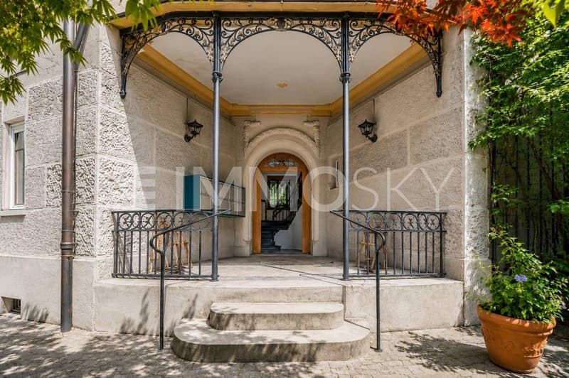 Eleganter Haupteingang mit Deckenbild