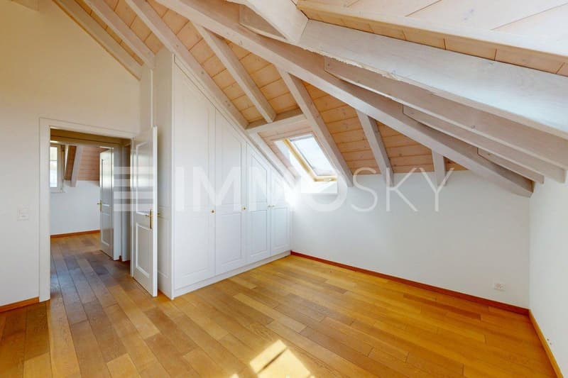 Chambre avec belle hauteur sous plafond