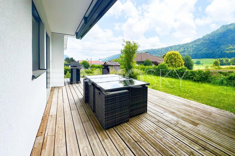 Terrasse en bois avec espaces verdoyants