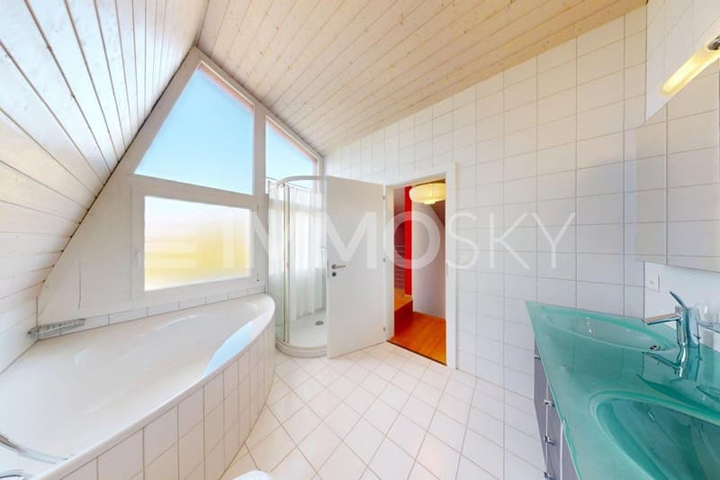 Salle de bains spacieuse