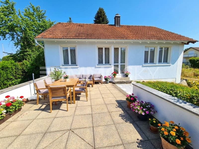 Freistehendes Haus mit sonniger Terrasse