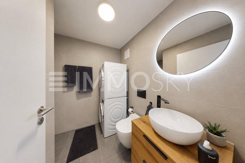 Salle de douche avec colonne de lavage