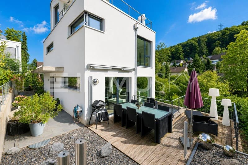 Der grosszügige, sonnige Garten bietet viel Platz für Erholung, Spiel und gesellige Stunden