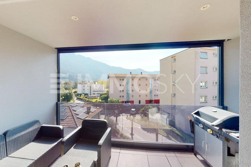 Ampio terrazzo con tenda microforata