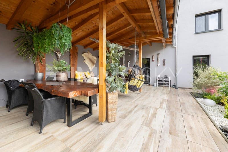 Überdachte Terrasse mit Wohlfühlambiente