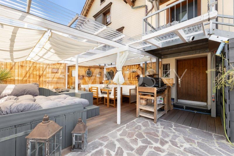 Gemütlicher Wellnessbereich mit Whirlpool und Lounge-Terrasse