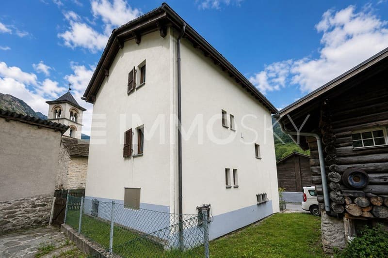 Facciata nord con particella di terreno annessa