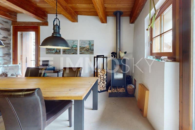 Sala pranzo con stufa
