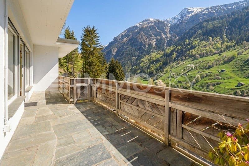 Sonnige Terrasse mit Valser Natursteinplatten