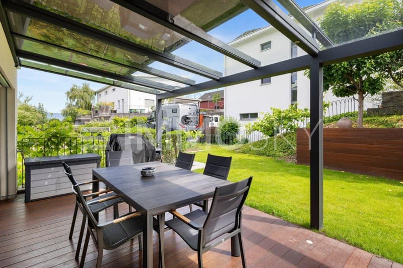 überdachte Terrasse mit Lounge
