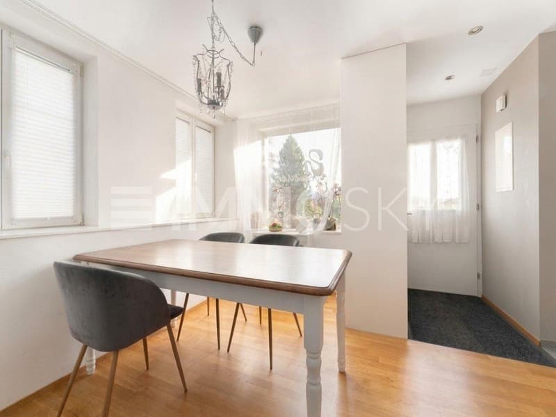 Eingangsbereich und Zimmer von Einliegerwohnung