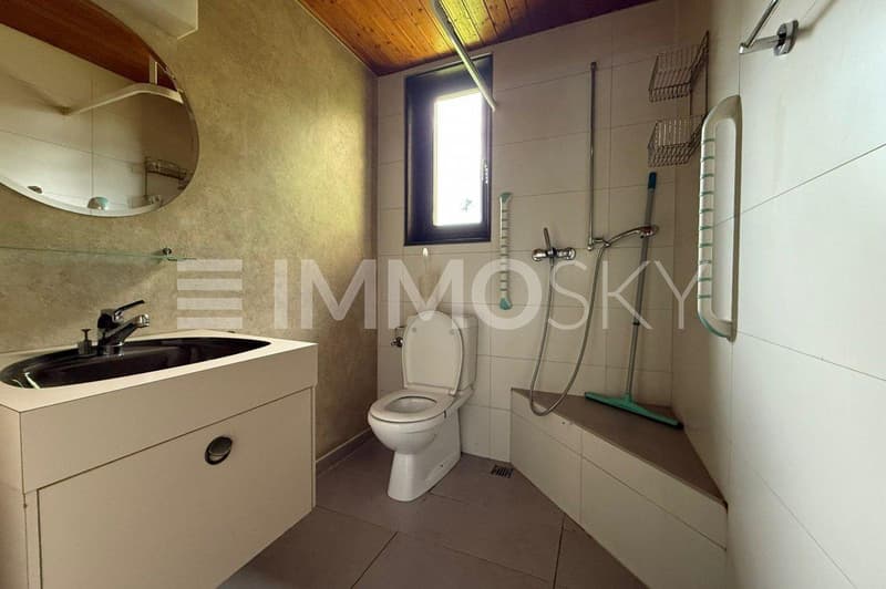 Salle de douche au rez