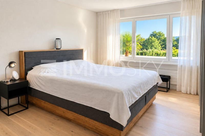geräumiges Schlafzimmer
