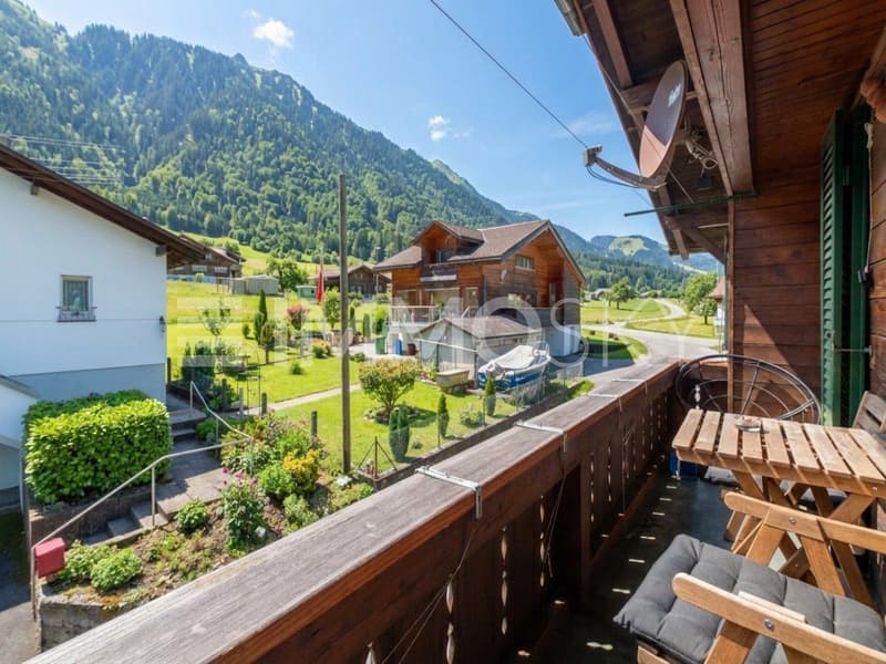 Mit Sicht auf die Bergkette