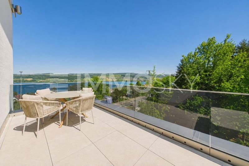Sonnige Terrasse mit See- und Bergsicht