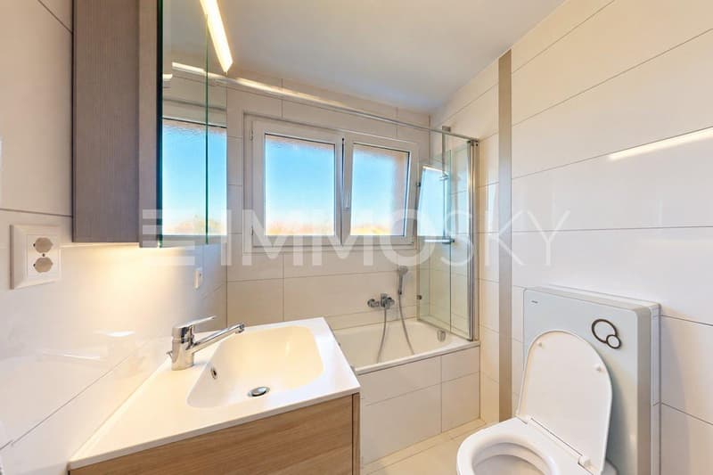 Salle de bains avec baignoire