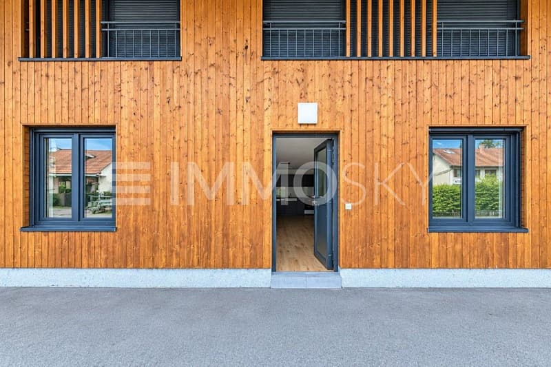 Einladender Hauseingang mit Holzfassade