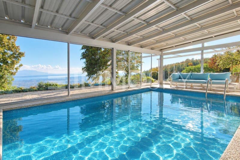 Piscine couverte et chauffée avec vue lac