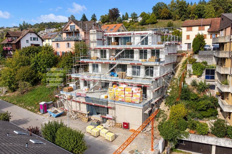 Wohnhaus im Bau mit Gerüst und Umgebung