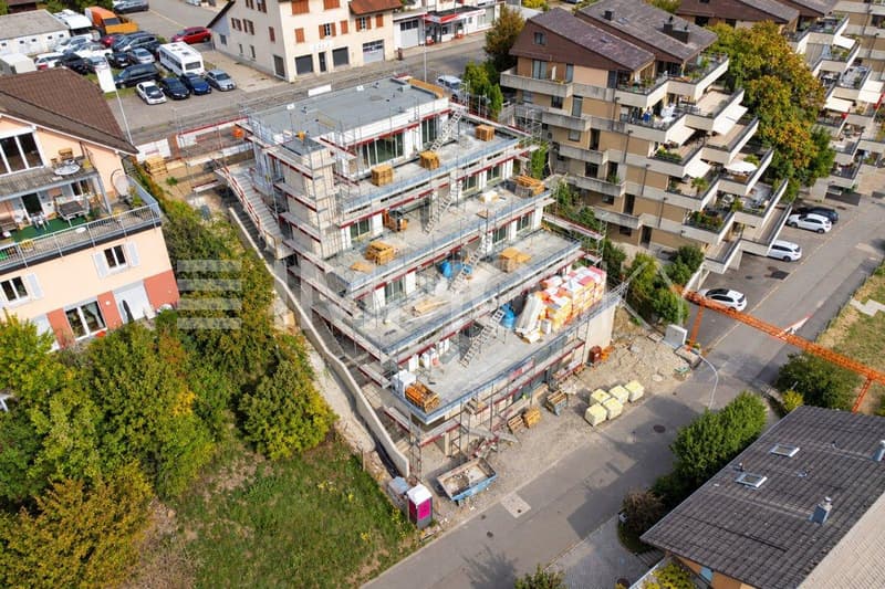 Drohnenblick auf modernen Wohnhausbau
