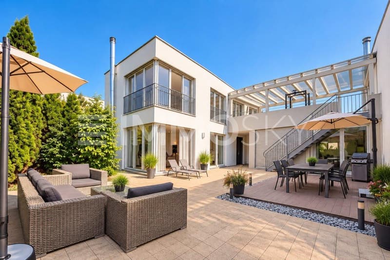 Modernes Haus mit sonniger Gartenterrasse