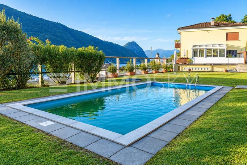 Piscina panoramica tra lago e montagne