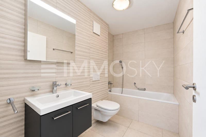 Salle de bains avec baignoire