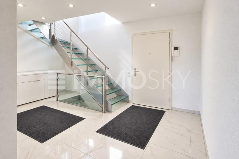 Eingangsbereich mit Glas-Treppe