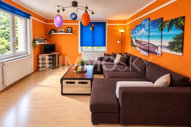 Farbenfrohes Wohnzimmer mit Tropenbild