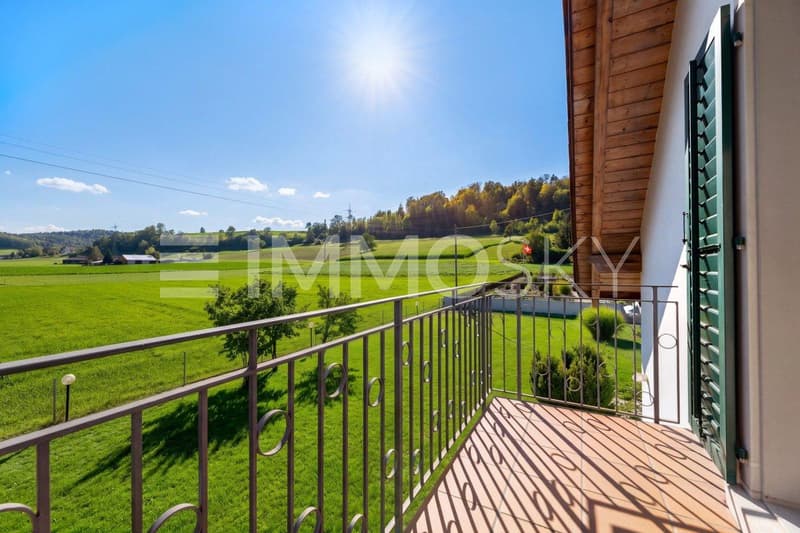 Sonniger Balkon mit traumhafter Weitsicht