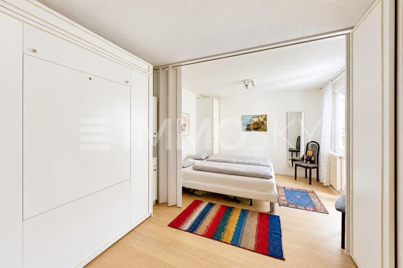 Camera con parete mobile e letto a ribalta