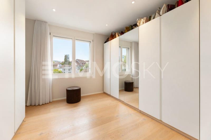 Stilvolles Ankleidezimmer mit viel Platz für Ihre Garderobe