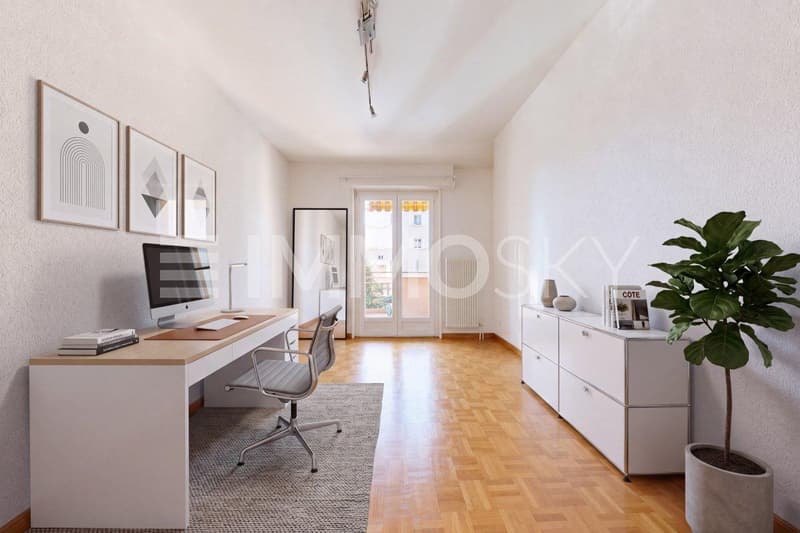 Bureau avec accès au balcon (homestaging)