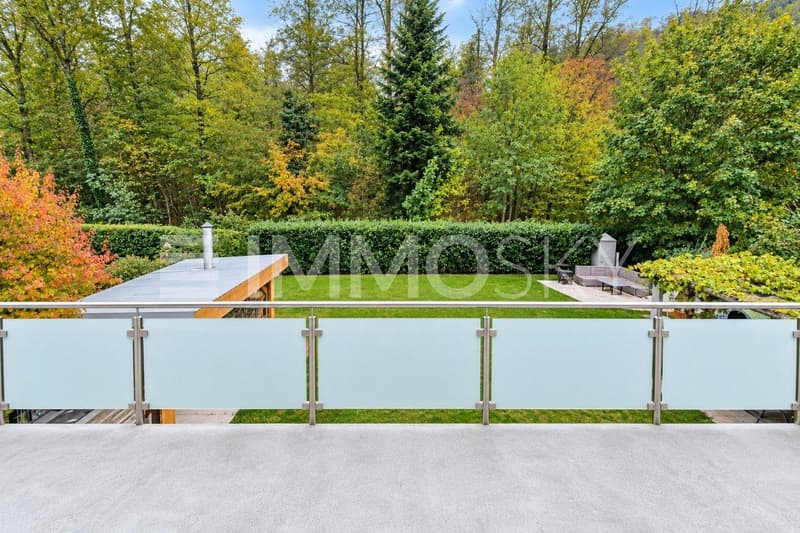 Moderner Gartenblick vom Balkon