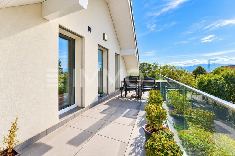 Balcon d'env. 18 m² avec vue montagnes et échappée lac