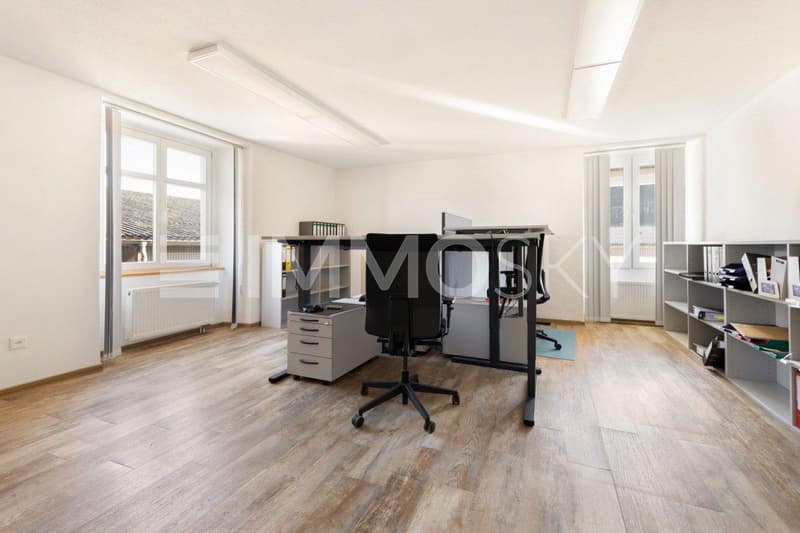 Büro mit mehreren Arbeitsplätzen