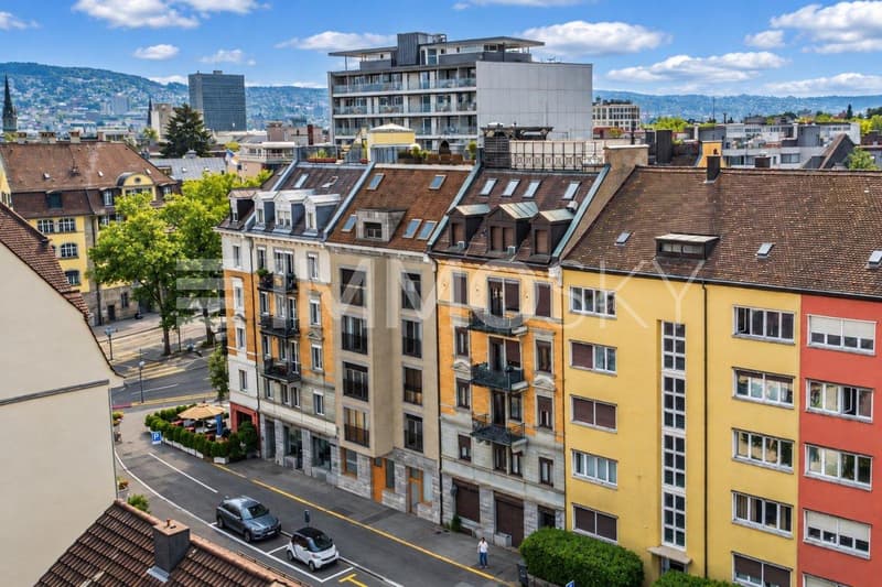 Sonniger Stadtblick mit Altstadtarchitektur