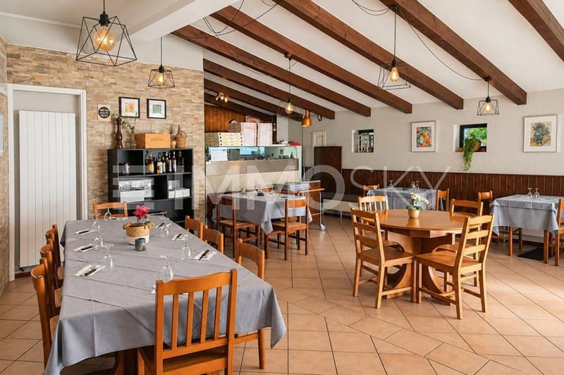 Travi in legno e arredamento rustico