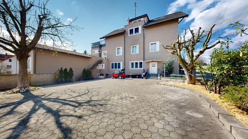 Aussenansicht mit Vorplatz