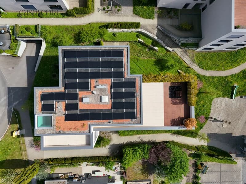 Vogelperspektive mit sichtbarer Photovoltaikanlage