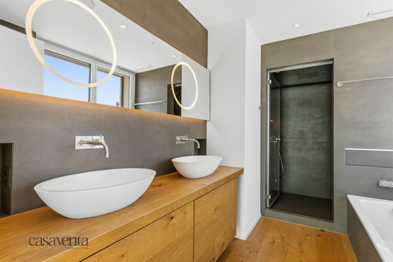 En-suite-Bad mit Regendusche und Dampf-Funktion
