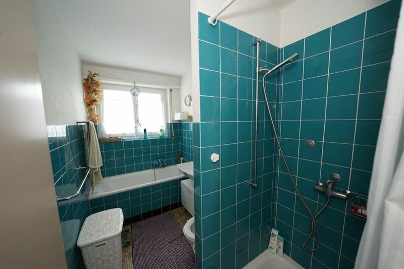 Bad mit Dusche und WC